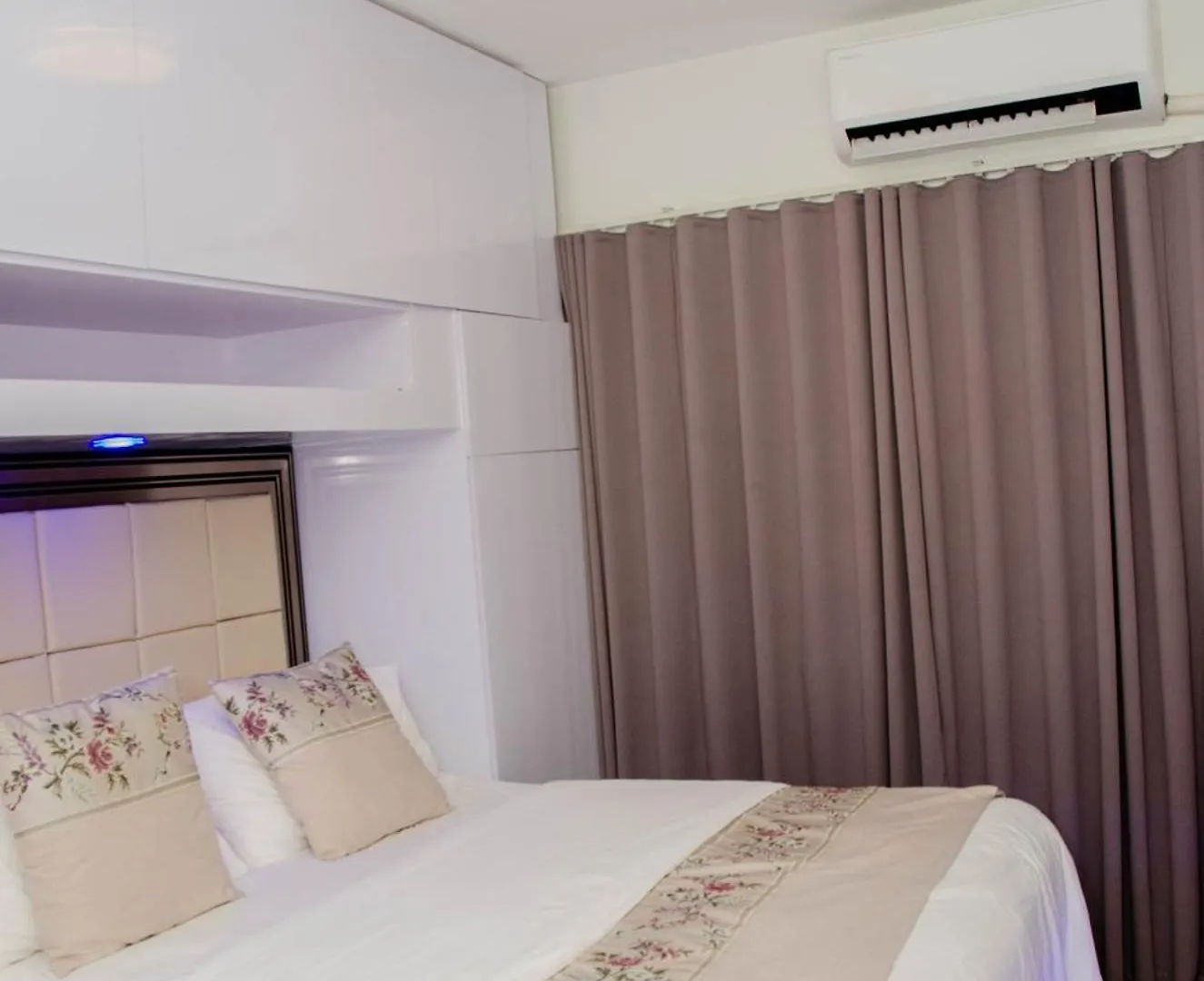 Stylish Condo At Shore 2 Residences Near Moa & Airport Manila